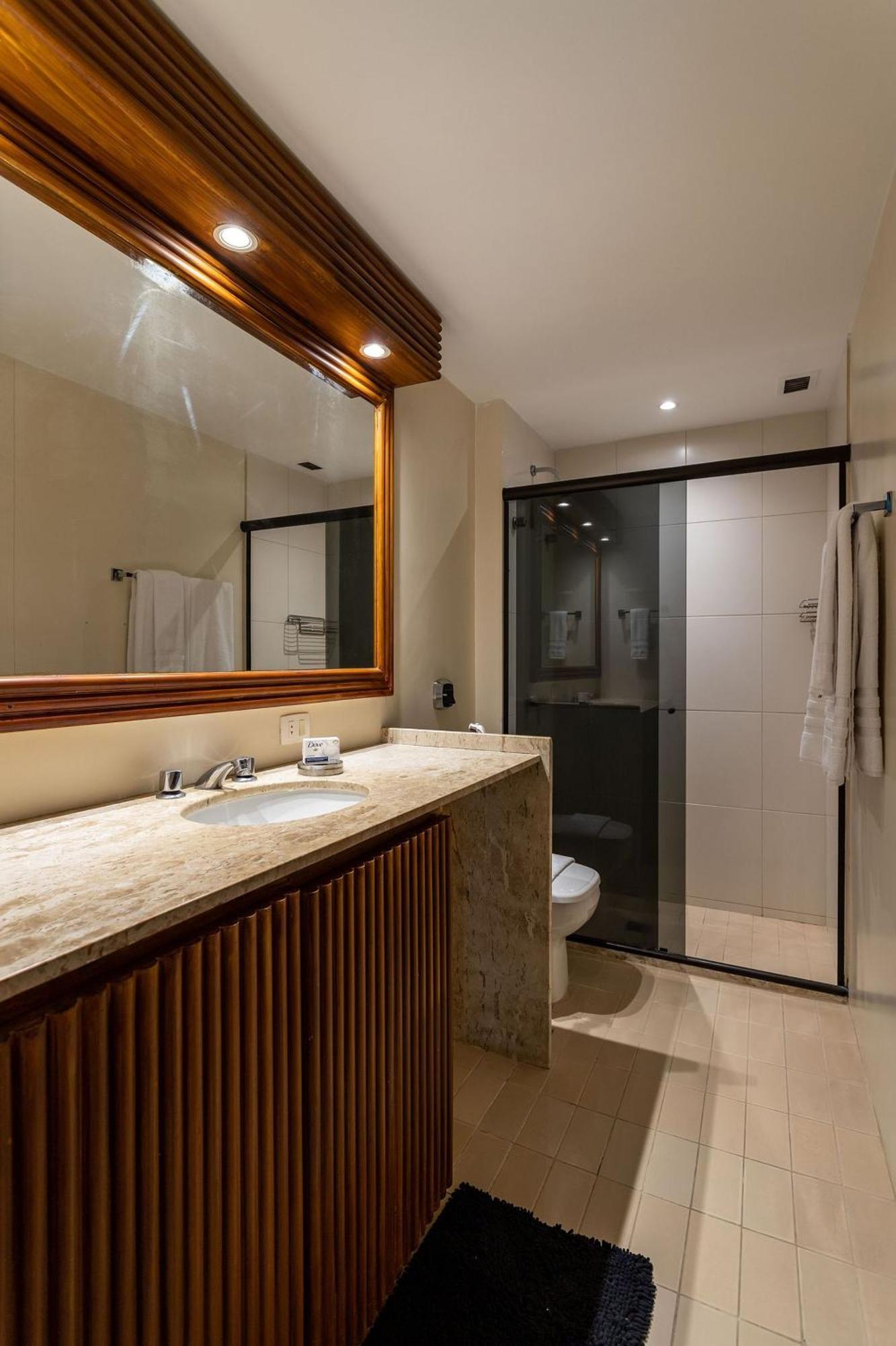 Leblon Beachfront Oasis: Ocean Views, Christ Statue Vista & Daily Housekeeping Apartamento Rio de Janeiro